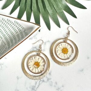 2/$30🌵 Bohemian Daisy Pressed White Flower Earrings Acrylic Boho Gold Hoop NEW